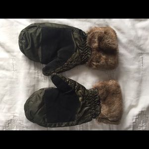 Thinsulate olive green gloves/mittens w/ faux fur